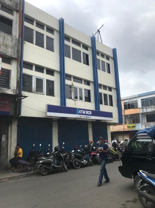 TOKO 3 LANTAI LOKASI STRATEGIS KAWASAN BISNIS KOTA BANJARMASIN DAN PROVINSI KALIMANTAN SELATAN (SEBERANG BANK BCA, JALAN KATAMSO PASAR LIMA)