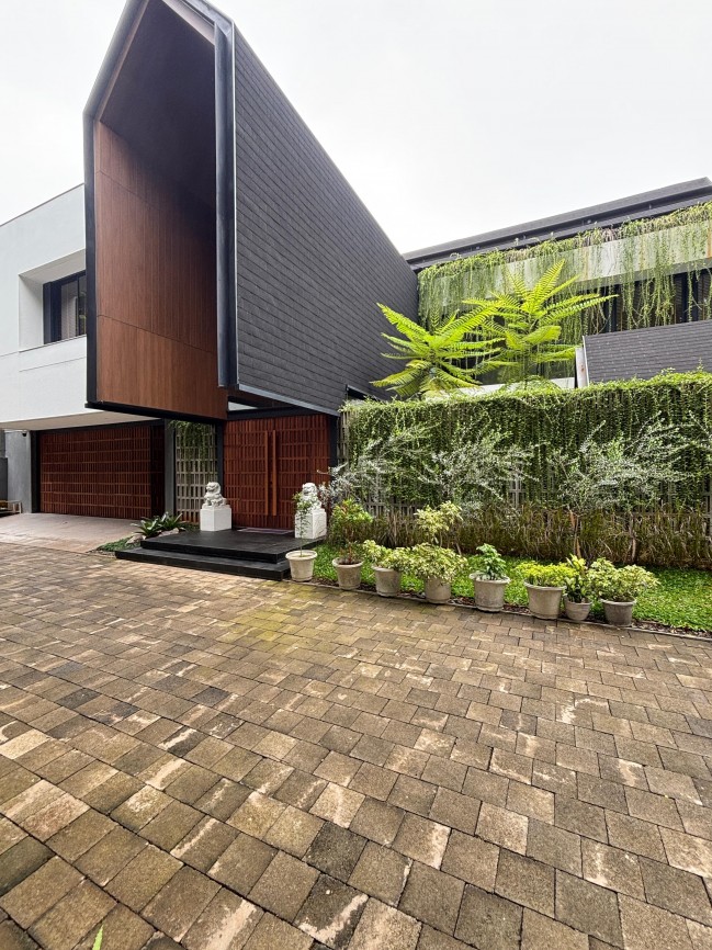 Rumah Mewah, Bangunan Baru Di Kawasan Premium, Bangunan 2 LantaI.