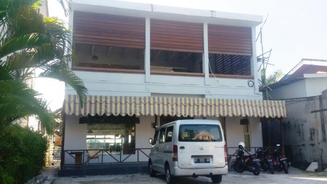 Tempat Usaha Dengan Parkir Luas