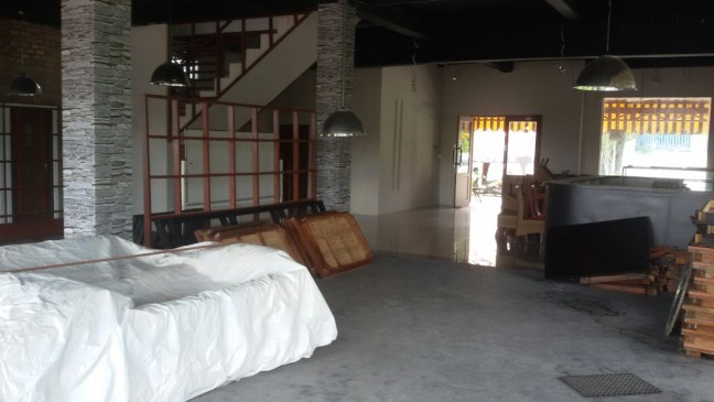 Tempat Usaha Dengan Parkir Luas