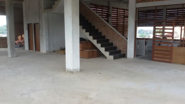 Tempat Usaha Dengan Parkir Luas