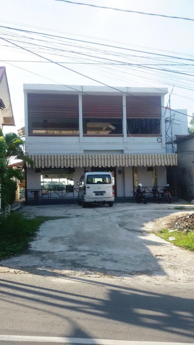 Tempat Usaha Dengan Parkir Luas