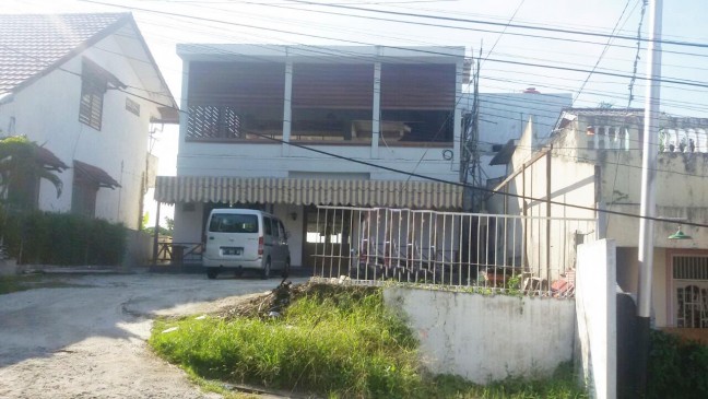 Tempat Usaha Dengan Parkir Luas