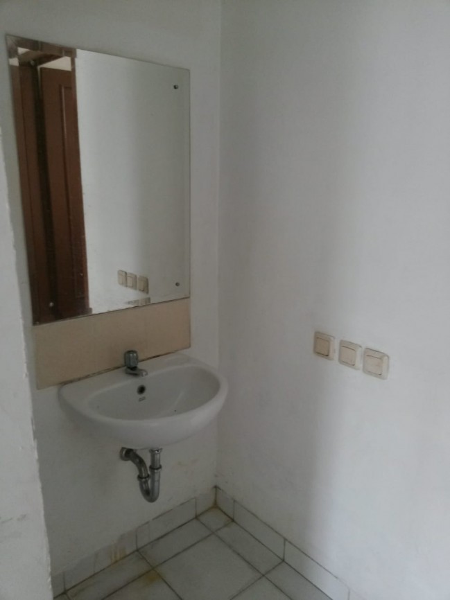 Ruko Baru Renovasi dan siap huni di Ruko Riviera Palem semi Karawaci Tangerang