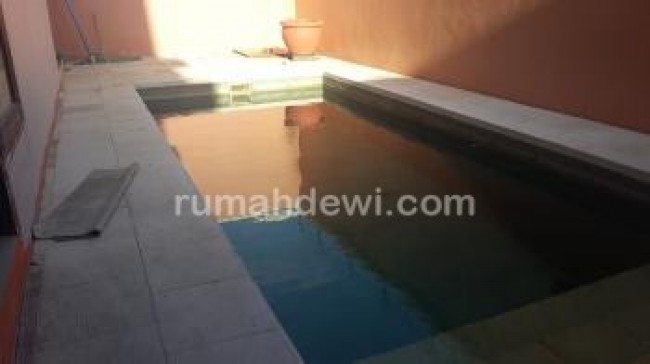 Rumah minimalis dg Kolam renang pribadi