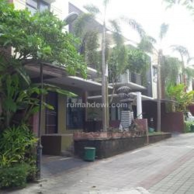 Rumah minimalis dg Kolam renang pribadi