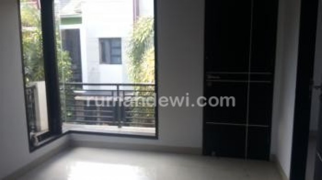 Rumah minimalis dg Kolam renang pribadi