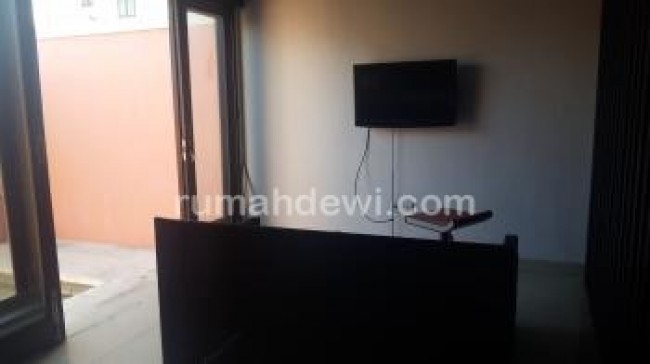 Rumah minimalis dg Kolam renang pribadi