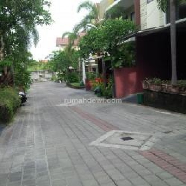 Rumah minimalis dg Kolam renang pribadi