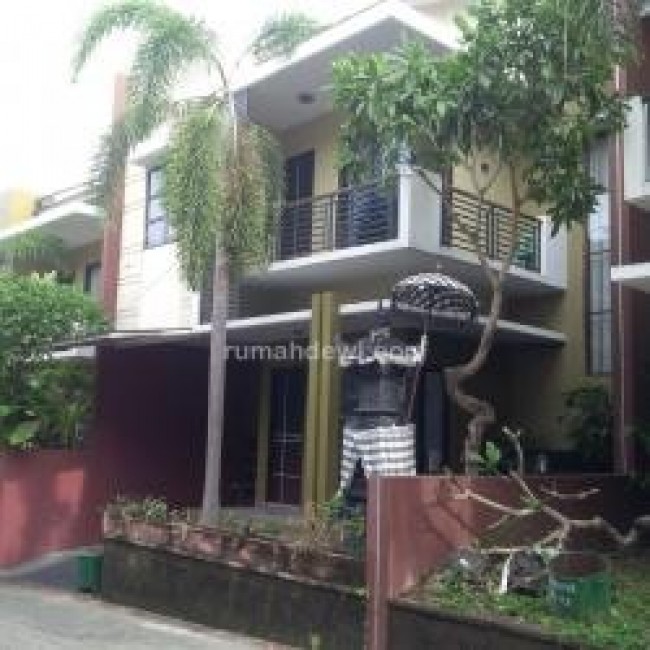 Rumah minimalis dg Kolam renang pribadi