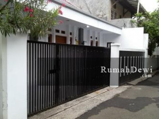 Rumah Tebet Timur disewa, jln 1 mobil, Kamar banyak, bebas banjir, dekat sekolah