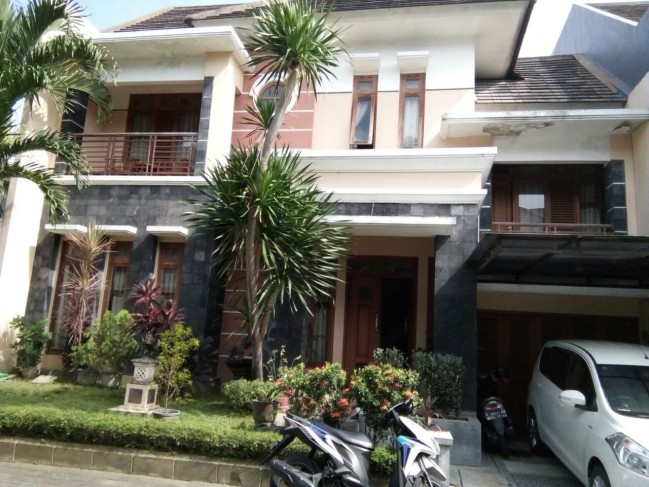 RUMAH 3 LANTAI BESERTA ISINYA DI DALAM KOTA YOGYAKARTA (STRATEGIS)