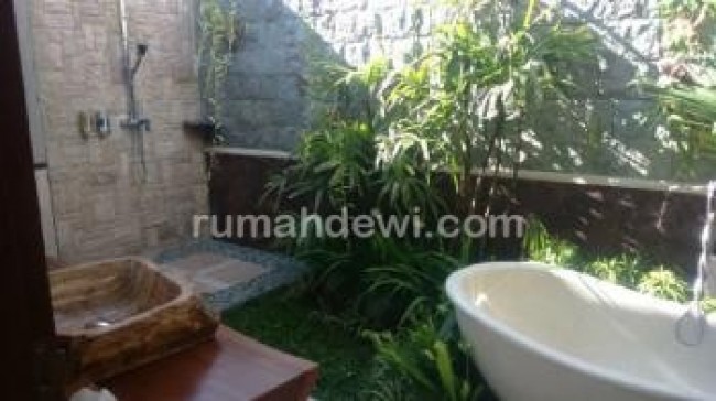 Dijual villa komersil