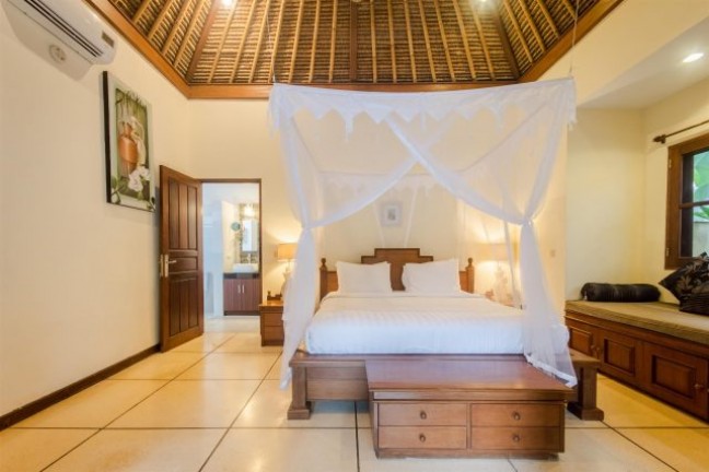 Outstanding leasehold property 2 minute stroll to all the restaurants in Oberoi Seminyak.