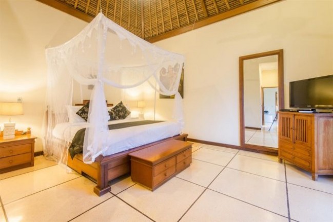 Outstanding leasehold property 2 minute stroll to all the restaurants in Oberoi Seminyak.