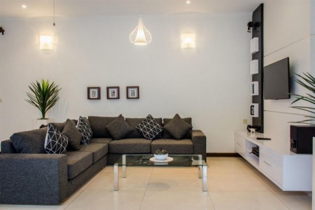 Outstanding leasehold property 2 minute stroll to all the restaurants in Oberoi Seminyak.