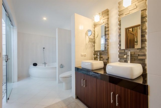 Outstanding leasehold property 2 minute stroll to all the restaurants in Oberoi Seminyak.