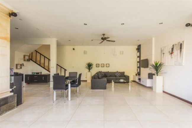 Outstanding leasehold property 2 minute stroll to all the restaurants in Oberoi Seminyak.