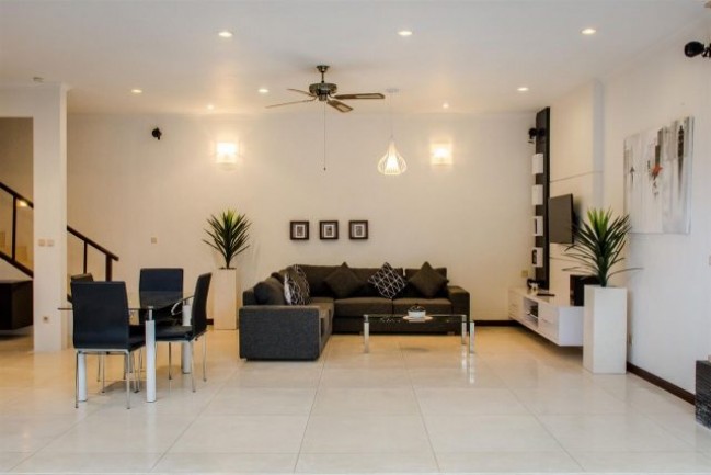 Outstanding leasehold property 2 minute stroll to all the restaurants in Oberoi Seminyak.
