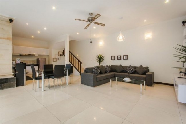 Outstanding leasehold property 2 minute stroll to all the restaurants in Oberoi Seminyak.