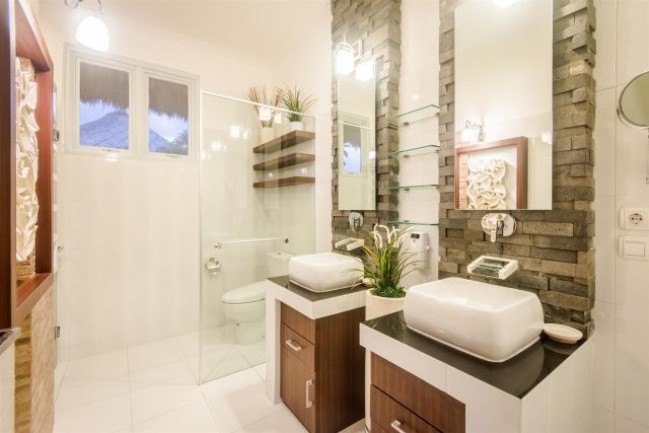Outstanding leasehold property 2 minute stroll to all the restaurants in Oberoi Seminyak.