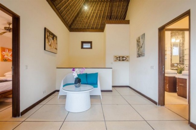 Outstanding leasehold property 2 minute stroll to all the restaurants in Oberoi Seminyak.