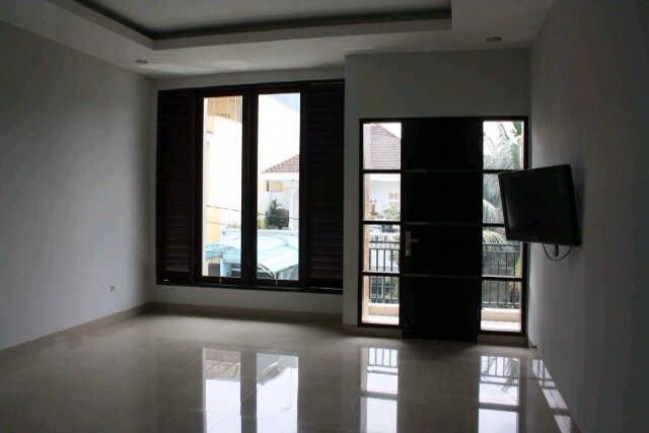 Dijual Villa BARU LUX Siap Huni Tengah Kota